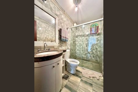 Casa à venda com 161m², 5 quartos e 6 vagas Casa à venda com 161m², 5 quartos e 6 vagasBanheiro social 1