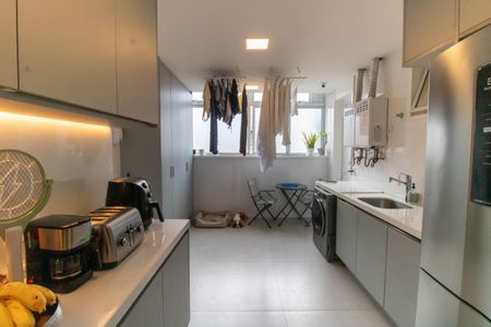 Apartamento à venda com 220m², 3 quartos e 2 vagas Apartamento à venda com 220m², 3 quartos e 2 vagasÁrea de Serviço