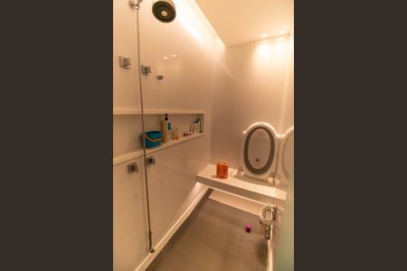 Apartamento à venda com 220m², 3 quartos e 2 vagas Apartamento à venda com 220m², 3 quartos e 2 vagasBanheiro da Suíte 2