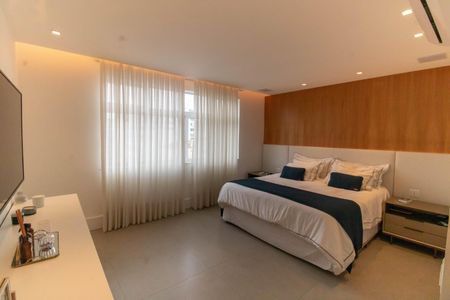 Apartamento à venda com 220m², 3 quartos e 2 vagas Apartamento à venda com 220m², 3 quartos e 2 vagasSuíte 1