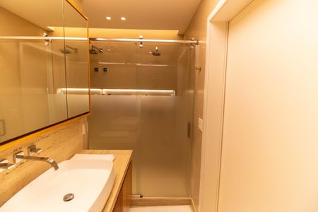 Apartamento à venda com 220m², 3 quartos e 2 vagas Apartamento à venda com 220m², 3 quartos e 2 vagasBanheiro da Suíte 1