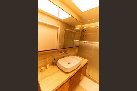 Apartamento à venda com 220m², 3 quartos e 2 vagas Apartamento à venda com 220m², 3 quartos e 2 vagasBanheiro da Suíte 1