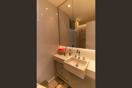 Apartamento à venda com 220m², 3 quartos e 2 vagas Apartamento à venda com 220m², 3 quartos e 2 vagasBanheiro da Suíte 2