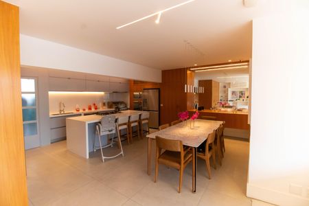 Apartamento à venda com 220m², 3 quartos e 2 vagas Apartamento à venda com 220m², 3 quartos e 2 vagasSala