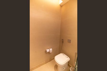 Apartamento à venda com 220m², 3 quartos e 2 vagas Apartamento à venda com 220m², 3 quartos e 2 vagasBanheiro da Suíte 1