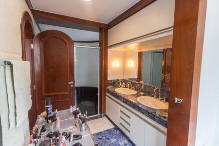 Apartamento à venda com 400m², 4 quartos e 4 vagasBanheiro da Suíte 1