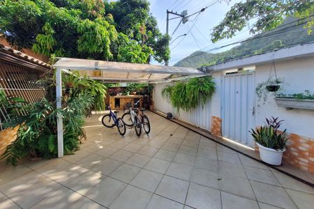 Casa à venda com 310m², 4 quartos e 2 vagas Casa à venda com 310m², 4 quartos e 2 vagasQuintal