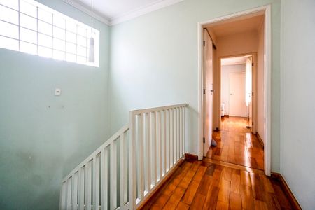 Casa à venda com 184m², 5 quartos e 3 vagas Casa à venda com 184m², 5 quartos e 3 vagasHall da escada