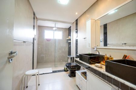 Casa à venda com 184m², 5 quartos e 3 vagas Casa à venda com 184m², 5 quartos e 3 vagasBanheiro da suíte 05