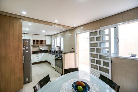 Casa à venda com 184m², 5 quartos e 3 vagas Casa à venda com 184m², 5 quartos e 3 vagasCozinha