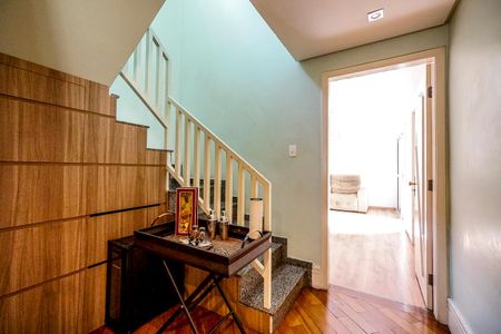 Casa à venda com 184m², 5 quartos e 3 vagas Casa à venda com 184m², 5 quartos e 3 vagasHall da escada