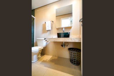 Casa à venda com 184m², 5 quartos e 3 vagas Casa à venda com 184m², 5 quartos e 3 vagasBanheiro da suíte 04