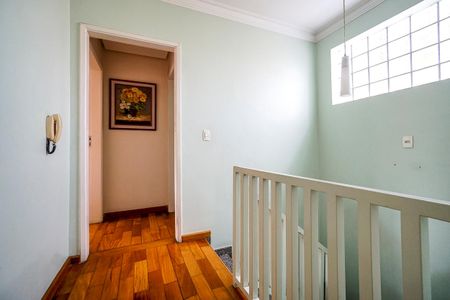 Casa à venda com 184m², 5 quartos e 3 vagas Casa à venda com 184m², 5 quartos e 3 vagasHall da escada