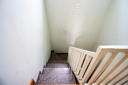 Casa à venda com 184m², 5 quartos e 3 vagas Casa à venda com 184m², 5 quartos e 3 vagasEscada