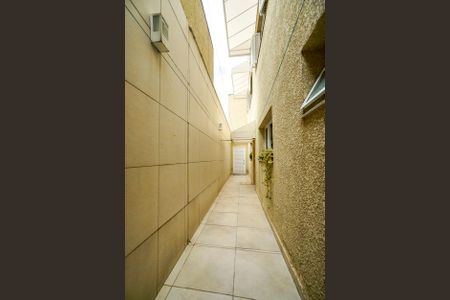 Casa à venda com 184m², 5 quartos e 3 vagas Casa à venda com 184m², 5 quartos e 3 vagasCorredor lateral