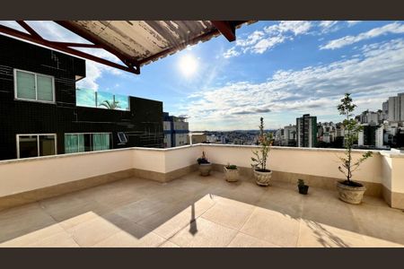 Apartamento à venda com 260m², 4 quartos e 2 vagas Apartamento à venda com 260m², 4 quartos e 2 vagasTerraço