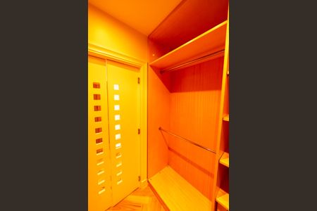 Casa de condomínio à venda com 880m², 7 quartos e 8 vagas Casa de condomínio à venda com 880m², 7 quartos e 8 vagasCloset da Suíte 1