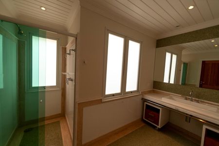 Casa de condomínio à venda com 880m², 7 quartos e 8 vagas Casa de condomínio à venda com 880m², 7 quartos e 8 vagasBanheiro da Suíte 1