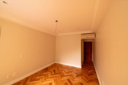 Casa de condomínio à venda com 880m², 7 quartos e 8 vagas Casa de condomínio à venda com 880m², 7 quartos e 8 vagasSuíte 3