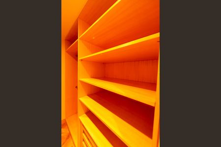 Casa de condomínio à venda com 880m², 7 quartos e 8 vagas Casa de condomínio à venda com 880m², 7 quartos e 8 vagasCloset da Suíte 4