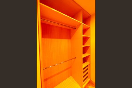 Casa de condomínio à venda com 880m², 7 quartos e 8 vagas Casa de condomínio à venda com 880m², 7 quartos e 8 vagasCloset da Suíte 1