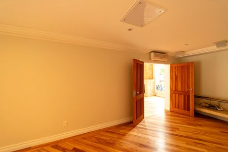 Casa de condomínio à venda com 880m², 7 quartos e 8 vagas Casa de condomínio à venda com 880m², 7 quartos e 8 vagasSala 2