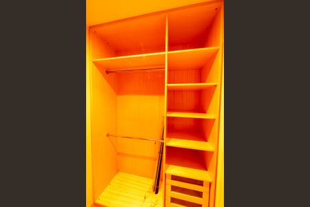 Casa de condomínio à venda com 880m², 7 quartos e 8 vagas Casa de condomínio à venda com 880m², 7 quartos e 8 vagasCloset da Suíte 1