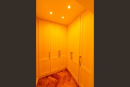 Casa de condomínio à venda com 880m², 7 quartos e 8 vagas Casa de condomínio à venda com 880m², 7 quartos e 8 vagasCloset da Suíte 5