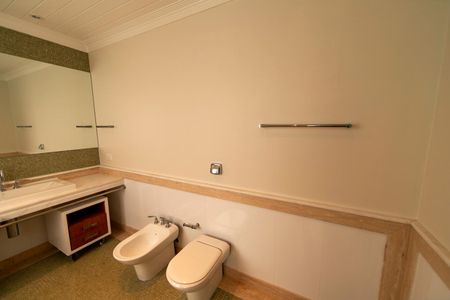 Casa de condomínio à venda com 880m², 7 quartos e 8 vagas Casa de condomínio à venda com 880m², 7 quartos e 8 vagasBanheiro da Suíte 1