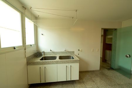 Casa de condomínio à venda com 880m², 7 quartos e 8 vagas Casa de condomínio à venda com 880m², 7 quartos e 8 vagasÁrea de Serviço