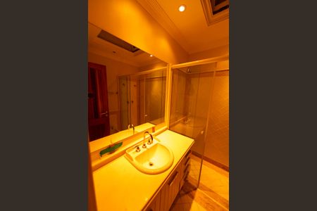 Casa de condomínio à venda com 880m², 7 quartos e 8 vagas Casa de condomínio à venda com 880m², 7 quartos e 8 vagasCloset da Suíte 4