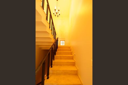 Casa de condomínio à venda com 880m², 7 quartos e 8 vagas Casa de condomínio à venda com 880m², 7 quartos e 8 vagasEscada de acesso ao piso superior