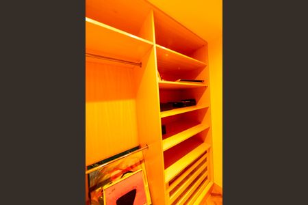 Casa de condomínio à venda com 880m², 7 quartos e 8 vagas Casa de condomínio à venda com 880m², 7 quartos e 8 vagasCloset da Suíte 4