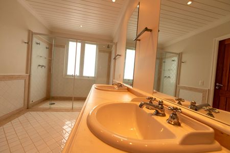 Casa de condomínio à venda com 880m², 7 quartos e 8 vagas Casa de condomínio à venda com 880m², 7 quartos e 8 vagasBanheiro da Suíte 3