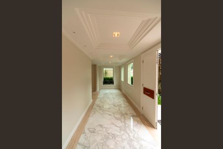 Casa de condomínio à venda com 880m², 7 quartos e 8 vagas Casa de condomínio à venda com 880m², 7 quartos e 8 vagasSaguão de entrada