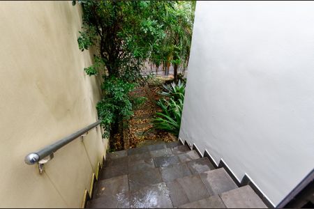Casa à venda com 240m², 3 quartos e 5 vagas Casa à venda com 240m², 3 quartos e 5 vagasEscada Externa
