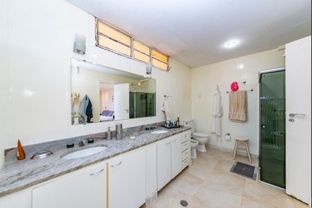 Casa à venda com 462m², 5 quartos e 4 vagasBanheiro da Suíte 1