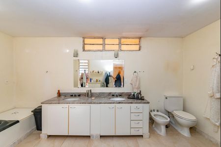 Casa à venda com 462m², 5 quartos e 4 vagasBanheiro da Suíte 1