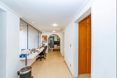 Casa à venda com 462m², 5 quartos e 4 vagasCorredor