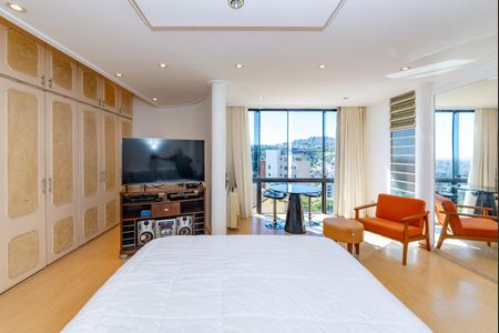 Casa à venda com 462m², 5 quartos e 4 vagasSuíte 1