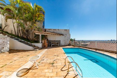 Casa à venda com 462m², 5 quartos e 4 vagasPiscina