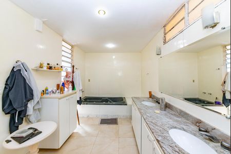 Casa à venda com 462m², 5 quartos e 4 vagasBanheiro da Suíte 1