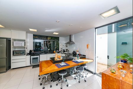 Casa à venda com 462m², 5 quartos e 4 vagasCozinha