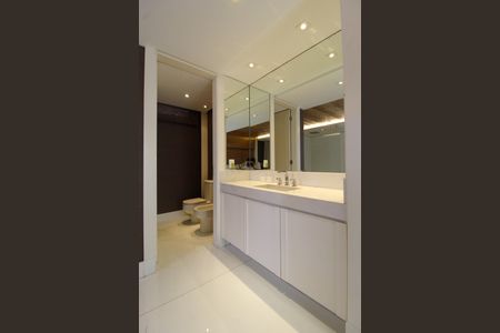 Apartamento à venda com 400m², 4 quartos e 2 vagasBanheiro da Suíte 1