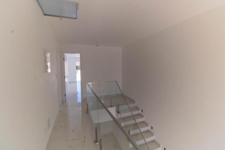 Casa à venda com 240m², 4 quartos e 2 vagas Casa à venda com 240m², 4 quartos e 2 vagasHall