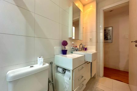 Apartamento à venda com 128m², 3 quartos e 1 vaga Apartamento à venda com 128m², 3 quartos e 1 vagaBanheiro