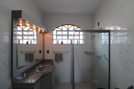 Casa à venda com 380m², 4 quartos e 6 vagasBanheiro da Suíte 2