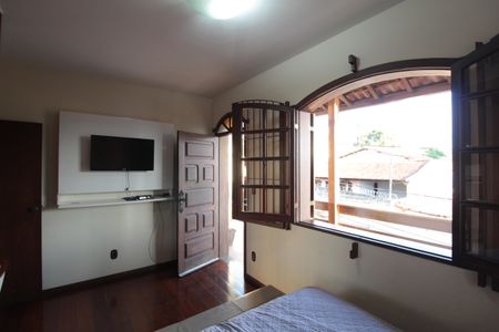 Casa à venda com 380m², 4 quartos e 6 vagasSuíte 2