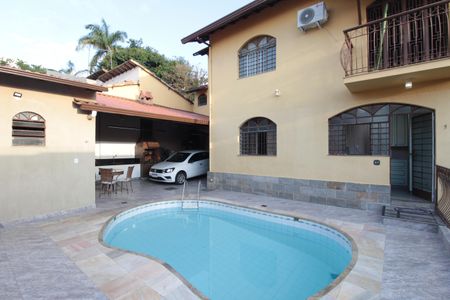 Casa à venda com 380m², 4 quartos e 6 vagasPiscina