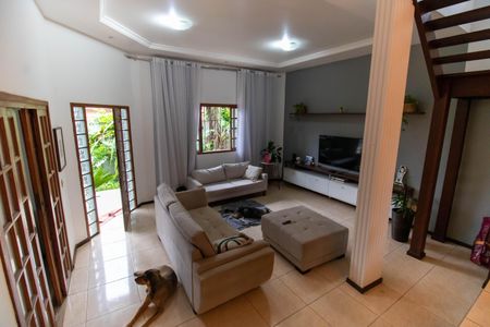Casa à venda com 210m², 4 quartos e 2 vagasSala